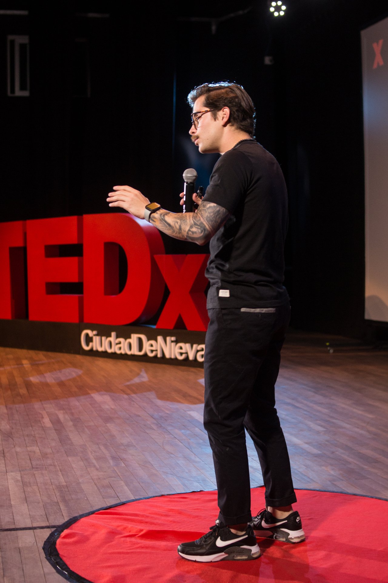 Nicolás Fernández Miranda dando conferencia